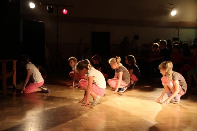 STACJA KULTURA - podsumowanie sezonu kulturalnego 2013/2014,  26 czerwca 2014 r.,  wystąpili: Małe Formy Teatralne, Klub Piosenki i Poezji, Dziecięcy Zespół Teatralny DO GÓRY, Mała Wielkopolska, Zespół Tańca AKCENT i MINIAKCENT.